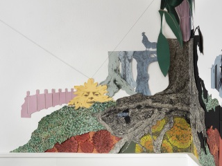 Tentoonstelling 'A material girl' in galerie De Kapberg in Egmond aan den Hoef van Anita Mandemaker, Cisca Poldervaart en Carien Vugts in de herfst van 2023.